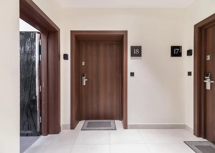 Old Town Comfy #18 By Bookinghost * פוזנן